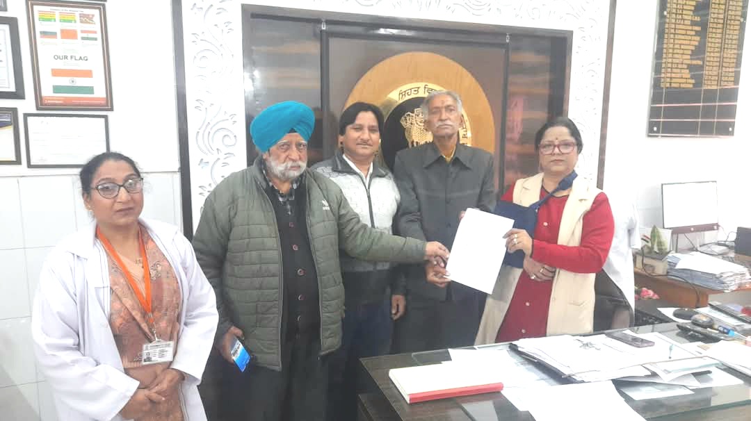 जिला संघर्ष कमेटी ने एसएमओ से मिलकर इमरजेंसी की समस्याओं से अवगत कराया 